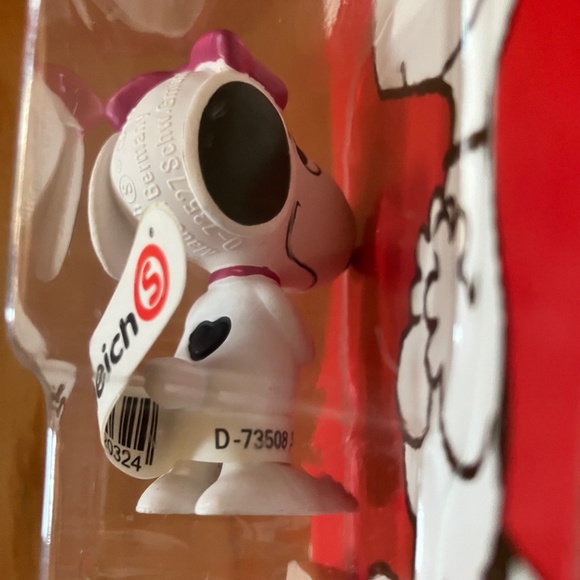 Schleich Belle with clasped hands in front - Peanuts - Belle Figurine - 22032 - Picture 5 of 6